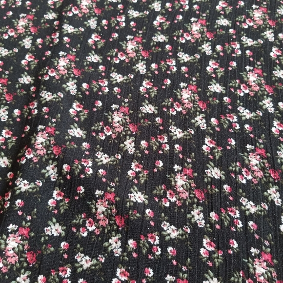 Max & Marcus Floral Cropped Blouse. Size Medium - Picture 9 of 10